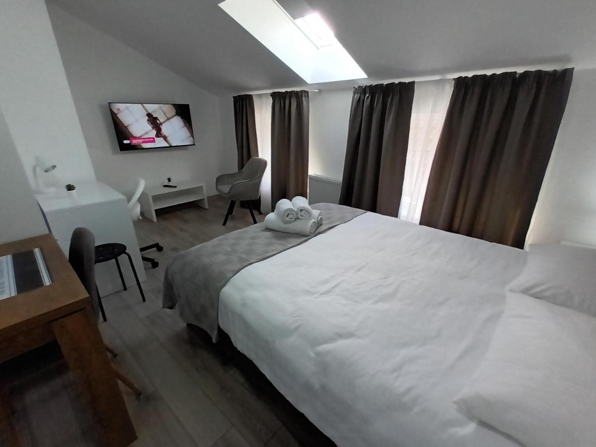 Old Town Studio Apartments 巴亚马雷 外观 照片
