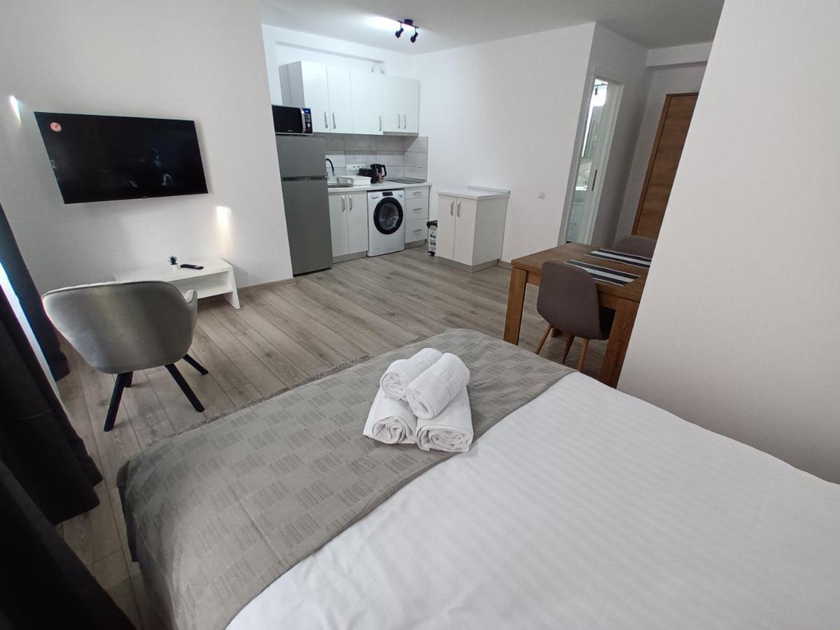 Old Town Studio Apartments 巴亚马雷 外观 照片