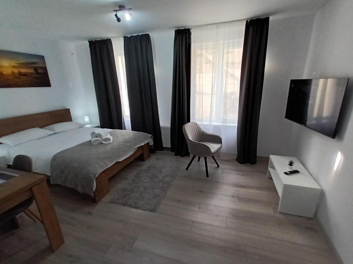 Old Town Studio Apartments 巴亚马雷 外观 照片