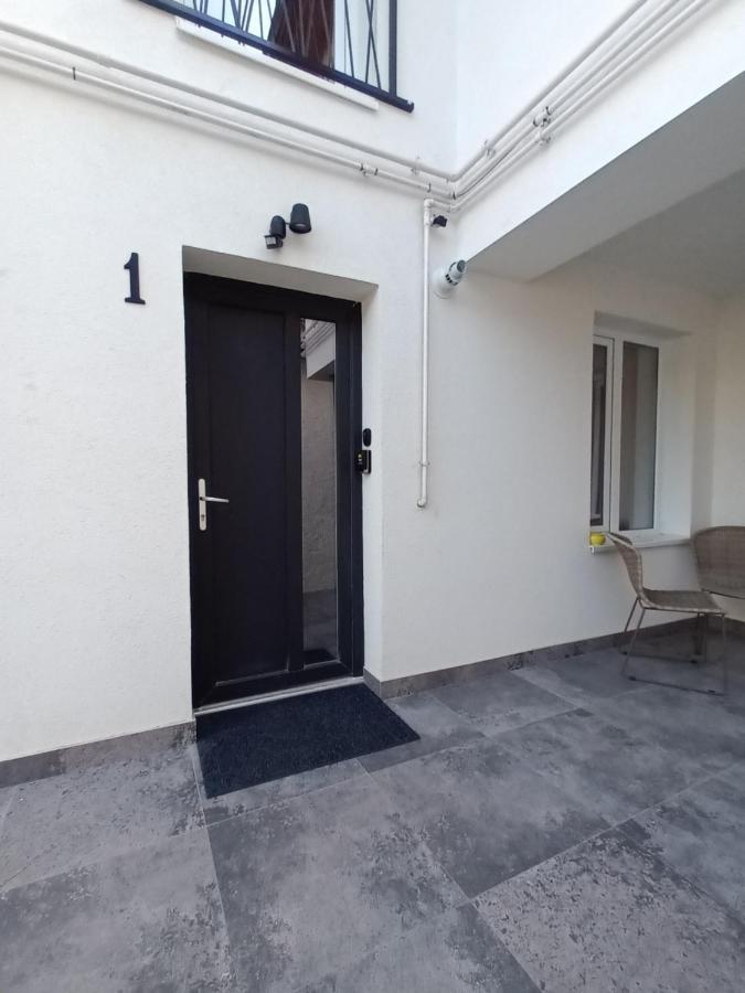 Old Town Studio Apartments 巴亚马雷 外观 照片